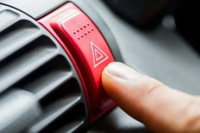 Fungsi Lampu Hazard di Mobil Penting Ga Ya? Ini Fungsinya! Pasti berguna